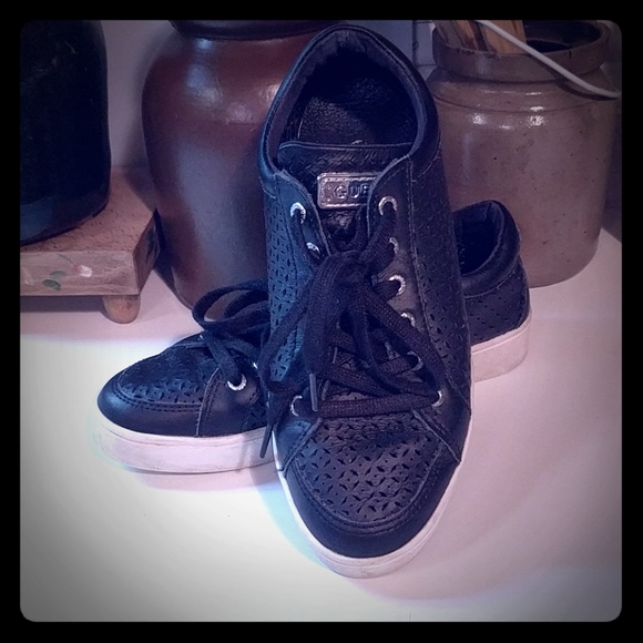 guess black and white sneakers
